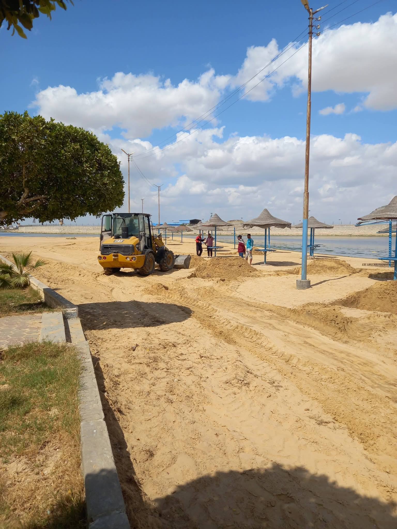  استعدادات علي قدم وساق بشاطئ التعاون لاستقبال الموسم الصيفي حيث بدأت عمليات فرش الرمال الجديدة بالشاطئ وإنارة الأعمدة وإصلاح الشماسى والتندات المتهالكة