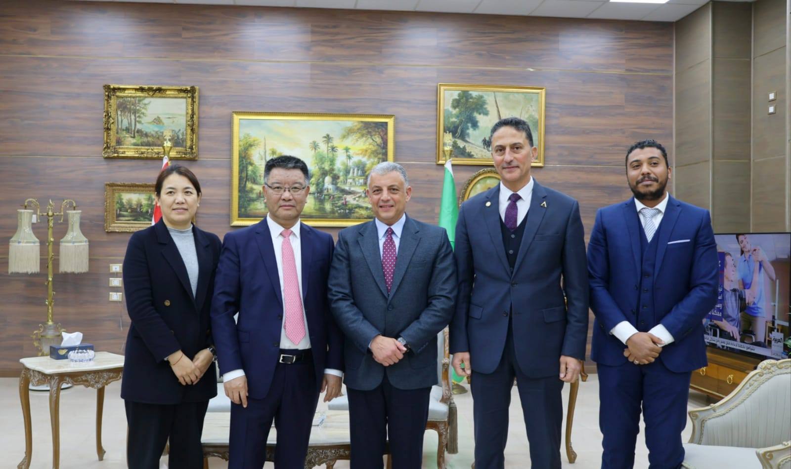  محافظ الإسماعيلية يستقبل أحد المستثمرين الصينين  بالمنطقة الحرة لبحث سبل التعاون 