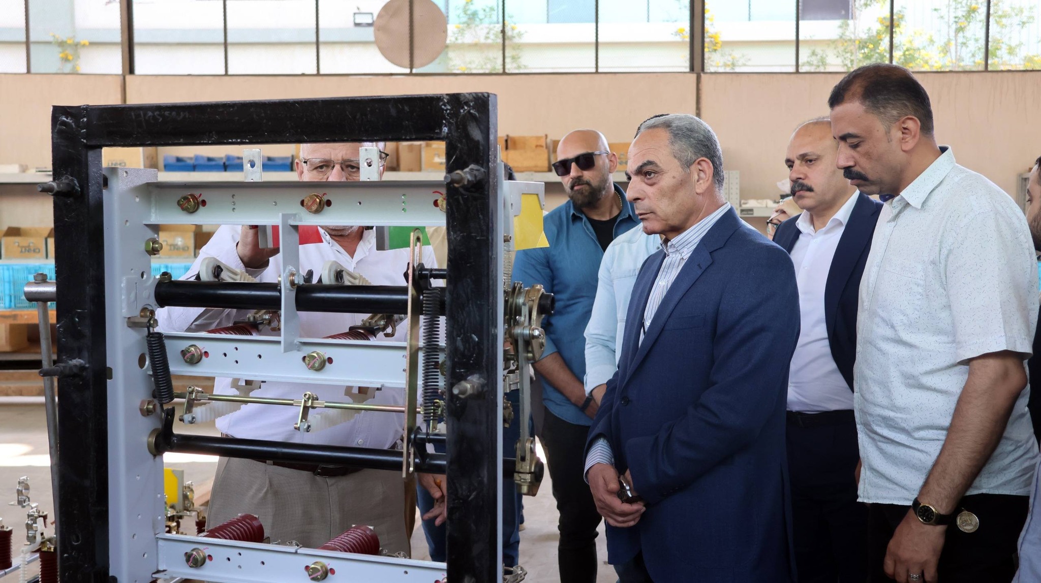  محافظ الإسماعيلية يتفقد مطحن الفيروز ومجمع للصناعات الكهربائية ومصنع منتجات غذائية 