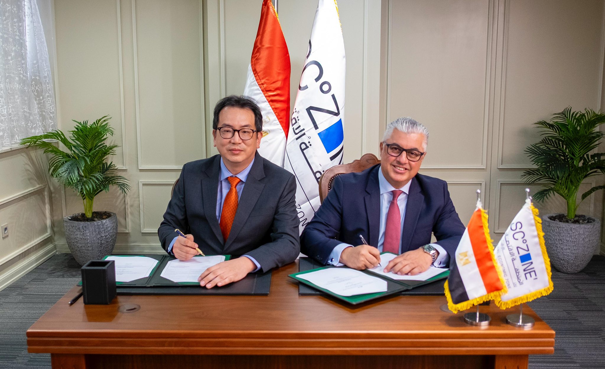  كأول استثمار كوري بالقنطرة غرب.. رئيس اقتصادية قناة السويس يوقع عقد مشروع "إتش أند إل" الكورية للملابس الجاهزة باستثمارات 12 مليون دولار